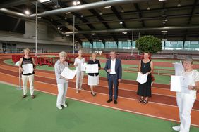 Die Sportlerinnen des Düsseldorfer Schwimmclub 1898 freuten sich über ihre Auszeichnung. Foto: Ingo Lammert