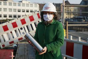 Dr. Antonietta Zeoli, Schulleiterin des Wim-Wenders-Gymnasiums, mit der Zeitkapsel für das Neubauprojekt.
