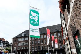 Düsseldorf setzt als Mitglied des Netzwerks "Mayors for Peace" am heutigen Flaggentag, 8. Juli, ein sichtbares Zeichen für eine Welt ohne Atomwaffen. Foto: Michael Gstettenbauer