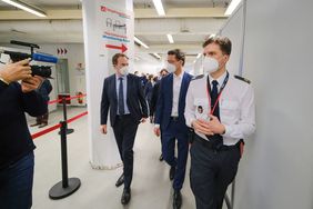 MP Wüst und OB Dr. Keller werden von Thomas Tremmel, Leiter KoCI, durch das Impfzentrum geführt. Foto: Michael Gstettenbauer