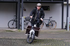 Mobilitätsdezernent Jochen Kral bei einer Proberunde mit einem der nagelneuen Lastenräder. Foto: Michael Gstettenbauer