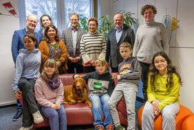 v.l.: D. Cappel, Bücherei Wersten, J. Thomassen, Caritasverband, Kinderbibliothekarin E. Körner, Dr. N. Kamp, Direktor Stadtbüchereien, Beigeordnete M. Koch, K. Lorenz, Stiftung "Mit Herz und Hand für Wersten" und Hundebesitzerin C. Maaß.