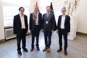 Beim Empfang (v. l.): Nick Russell, britischer Generalkonsul, Tony Page, OB von Reading, OB Dr. Stephan Keller und Kieran Drake, stellv. Botschafter bei der Britischen Botschaft in Berlin. Foto: Young