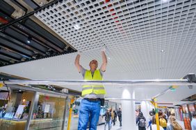 Slavisa Tesic, Firma Peuckert, in der Heinrich-Heine-Passage bei der Installation der Deckenelemente © Landeshauptstadt Düsseldorf, Michael Gstettenbauer