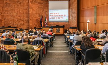 Beim KGSt-Netzwerktreffen Fördermanagement tauschen sich am Dienstag, 22., und Mittwoch, 23. September 2026, Experten aus ganz Deutschland über zentrale Fragen des kommunalen Fördermittelmanagements aus. Foto: Stadt Düsseldorf/Melanie Zanin