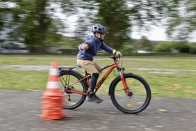 Fahrtraining im Parkours gehörte für die Fünftklässler des Friedrich-Rückert-Gymnasiums auf dem Gelände der städtischen Jugendverkehrsschule in Rath ebenfalls zum Programm. © Landeshauptstadt Düsseldorf/Ingo Lammert