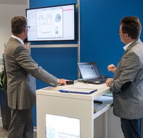Parallel zur Aufnahme von Foto und Fingerabdrücken erfolgt die verbindliche Qualitätsprüfung des Fotos auf Biometrietauglichkeit.