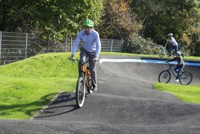 Auch Stadtdirektor und Sportdezernent Burkhard Hintzsche drehte eine Runde auf dem Pumptrack; Foto: Lammert