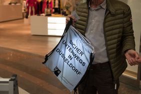 Unter der Überschrift "Sicher durch die dunkle Jahreszeit" haben Fachleute von Landeshauptstadt, Polizei und Verkehrswacht für mehr Sicherheit durch bessere Sichtbarkeit geworben. Foto: Schaffmeister