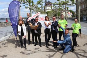 Die Besucher des Tunnelfestes am Sonntag, 19. Mai, erwartet ein buntes Programm. Das machten Festteilnehmer und -organisatoren rund um Oberbürgermeister Thomas Geisel (4.v.r.) deutlich. Foto: Ingo Lammert