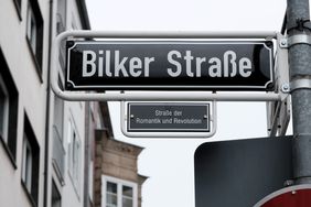 Die Bilker Straße wird zur "Straße der Romantik und Revolution" und trägt diesen Namen nun auch als zusätzlichen Straßenschildhinweis. Fotos: Michael Gstettenbauer