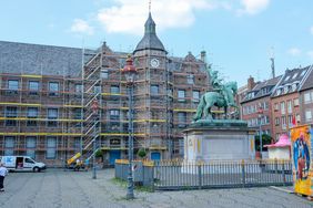 Das Rathaus ist eingerüstete. In den Sommerferien finden umfangreiche Sanierungsarbeiten an der Fassade - wie hier am Gebäude Marktplatz 1 - statt. Foto: Michael Gstettenbauer