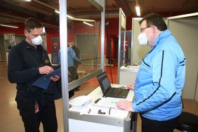 Vor der Impfung: Hauptbrandmeister Thomas Küppers von der Düsseldorfer Feuerwehr am Check-In in der Merkur Spiel-Arena. Foto: David Young