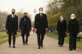 Auf dem Weg zum Gedenken an die Corona-Verstorbenen auf dem Südfriedhof: Bürgermeister Josef Hinkel, Stadtdirektor Burkhard Hintzsche, Oberbürgermeister Dr. Stephan Keller, Bürgermeisterin Klaudia Zepuntke und Bürgermeisterin Clara Gerlach (v.l.). Foto: Young