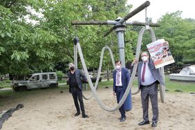Stadtdirektor Burkhard Hintzsche (M.) stellte zusammen mit Achim Radau-Krüger, Geschäftsführer des Jugendrings (l.), und Jugendamtsleiter Johannes Horn das diesjährige Programm der Düsselferien vor. Foto: Lammert