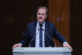 OB Dr. Keller brachte in der heutigen Ratssitzung den Haushaltsplanentwurf 2022 ein. Foto: Gstettenbauer