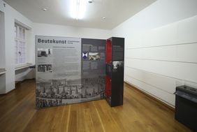 Blick in den Raum "Beutekunst" in der LWL-Wanderausstellung "Geschichte der Dinge" im Stadtmuseum