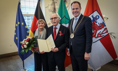 OB Dr. Stephan Keller (r.), Heinz-Leo Schuth (M.) und seine Ehefrau Edith Schuth beim Empfang im Jan-Wellem-Saal; Fotos: Zanin