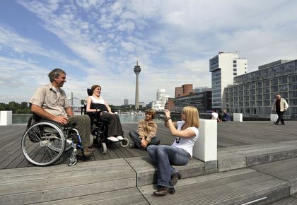 Menschen mit und ohne Behinderung gemeinsam im Düsseldorfer Hafen, Foto: Paul Esser, ©Amt für soziale Sicherung und Integration