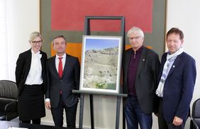 Projektleiterin Theresa Winkels, Oberbürgermeister Thomas Geisel, Bürgermeister Günter Karen-Jungen und Stadtdirektor Burkhard Hintzsche mit dem Werk von Andreas Gurski