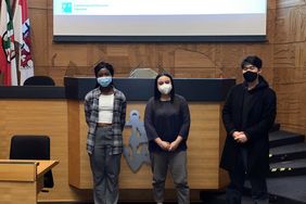 Das Sprecherteam des Jugendrates für 2021: Hafida Seghaoui (Mitte) mit ihren Vertretungen Ji-Hun Park (rechts) und Sela Adzoa Apawudzda Amedahevi © Landeshauptstadt Düsseldorf
