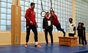 Fortuna-Profi Tim Oberdorf (l.), Schirmherr der Aktion, und Stadtdirektor Burkhard Hintzsche (2.v.l.) beim Sportunterricht an der KGS Mettmanner Straße in Flingern-Süd. Foto: Fortuna Düsseldorf/Christof Wolff