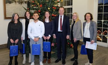 OB Dr. Stephan Keller (3.v.r.) und Projektleiterin Jana Salewski (2.v.r.) mit den EU-Zubis (v.l.n.r.) Elke Weyel, Ronja Herzner, Tayfun Baykal, Mara Lena Grenzebach und Anja Bartholot © Landeshauptstadt Düsseldorf/Wilfried Meyer 