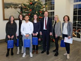 OB Dr. Stephan Keller (3.v.r.) und Projektleiterin Jana Salewski (2.v.r.) mit den EU-Zubis (v.l.n.r.) Elke Weyel, Ronja Herzner, Tayfun Baykal, Mara Lena Grenzebach und Anja Bartholot © Landeshauptstadt Düsseldorf/Wilfried Meyer 