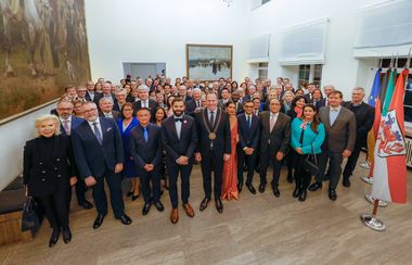 Oberbürgermeister Dr. Stephan Keller (vorne Mitte mit Amtskette) begrüßte die Vertreterinnen und Vertreter des Konsularischen Korps im Rathaus, Foto: Zanin.