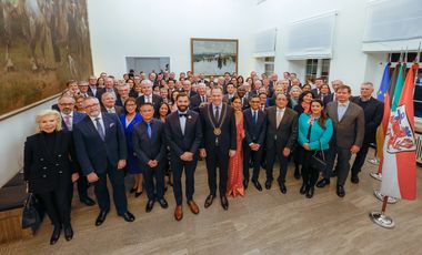 Oberbürgermeister Dr. Stephan Keller (vorne Mitte mit Amtskette) begrüßte die Vertreterinnen und Vertreter des Konsularischen Korps im Rathaus, Foto: Zanin.