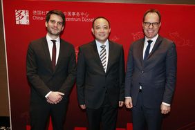 V.r.: Oberbürgermeister Dr. Stephan Keller, Haitao Chang, stellvertretender Generalkonsul der Volksrepublik China in Düsseldorf, und Paul Höller, Staatssekretär im Ministerium für Wirtschaft, Industrie, Klimaschutz und Energie des Landes NRW © Landeshauptstadt Düsseldorf/David Young