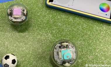 Spero-Roboter auf grünem Untergrund