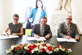 Claudia Diederich, Geschäftsführerin der Zukunftswerkstatt Düsseldorf GmbH, Oberbürgermeister Thomas Geisel und Thomas Hendele, Landrat des Kreises Mettmann, unterzeichnen den Kooperationsvertrag.
