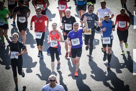 Oberbürgermeister Thomas Geisel (mit Startnummer 2017) beim Metro Marathon Düsseldorf. Seine Frau, Dr. Vera Geisel (l.), lief den Halbmarathon.