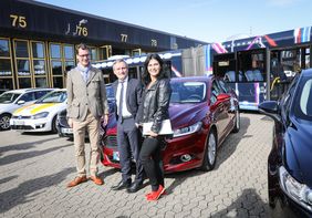 Stellten den Verkehrsversuch zum automatisierten Fahren gemeinsam vor: Verkehrsminister Hendrik Wüst, Oberbürgermeister Thomas Geisel und Verkehrsdezernentin Cornelia Zuschke (v. l.). Foto: Melanie ZaninLandeshauptstadt Düsseldorf/Melanie Zanin