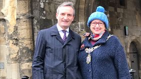 Oberbürgermeister Thomas Geisel und die Oberbürgermeisterin von Reading, Deborah Edwards, beim Besuch der neu restaurierten Abbey Ruins