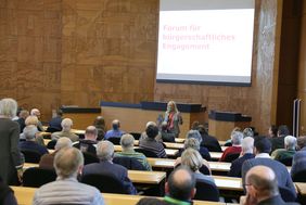 Helma Wassenhoven, Leiterin des Büros für Bürgerschaftliches Engagement, bei der Eröffnung des Forums, Fotos: Ingo Lammert.