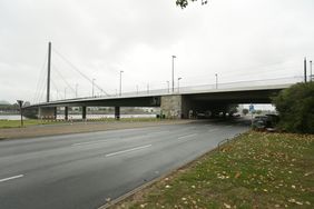 Im Gegensatz zu den benachbarten Brücken hat die Oberkasseler Brücke nur eine Seilebene mit nur einem Pylon von 104 Metern Höhe.