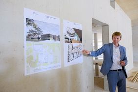 Florian Dirszus, Stellvertretender Leiter des Schulverwaltungsamtes, präsentierte die Baupläne für den Schulstandort in Benrath.