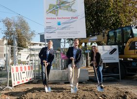 Symbolischer Spatenstich zum Umbau des Aachener Platzes: Jens Kuessner, stellvertretender Abteilungsleiter, Florian Reeh, Amtsleiter und Heike Lucas, Bauleitung, alle vom Amt für Verkehrsmanagement. Foto: Wilfried Meyer