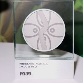 Der Rheinlandtaler, den der Landschaftsverband Rheinland in der Kategorie Kultur an Jacques Tilly verliehen hat.