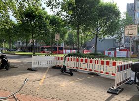 Auch an der Heinrich-Heine-Allee gegenüber der Oper gibt es nun einen Abstellplatz für E-Scooter. Foto: Gacel Schömburg/Connected Mobility Düsseldorf