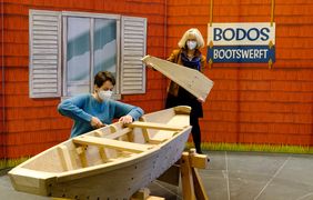 (V. l.) Kuratorin Leonie Franzen und Museumsleiterin Dr. Annette Fimpeler stellten die Ausstellung vor. Als Höhepunkt der Ausstellung können die Besucherinnen und Besucher am Ende des Rundgangs selbst ein Boot zu Ende bauen; Foto: Uwe Schaffmeister