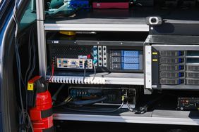 Der Blick in den Kofferraum eines Testfahrzeuges von KoMoDnext offenbart jede Menge Technik. Die Fahrzeuge empfingen nicht nur digitale Daten in Echtzeit, sondern dienten auch als mobile Sensoren. Foto: Michael Gstettenbauer