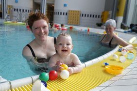 Thomas (9 1/2 Monate) mit Mutter Ingrid und Oma Edith beim Babyschwimmkurs, © Landeshauptstadt Düsseldorf/Ingo Lammert