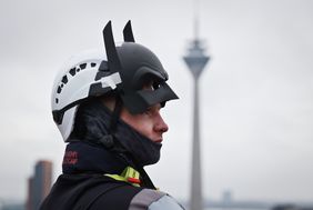 Auch ein Feuerwehr-Batman seilte sich vom Krankenhaus ab. Foto: David Young