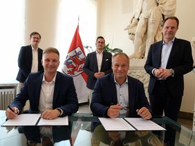 Bei der Unterzeichnung der Vereinbarung: Dennis Miesen, Lidl Dienstleistung GmbH & Co. KG und Michael Bothe, Penny Markt GmbH (v.l.). Foto: Wilfried Meyer