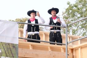 Die Zimmermänner Moritz Maneke (l.) und Dominik Haaker sprachen den Richtspruch © Landeshauptstadt Düsseldorf/Michael Gstettenbauer