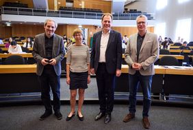 Robert Herold, Koordinator von Jugend debattiert in Sprachlerngruppen NRW, Kerstin Hauke, Landeskoordinationsteam von Jugend debattiert, Oberbürgermeister Dr. Stephan Keller und Stephan Lange-Weber, Landeskoordinationsteam von Jugend debattiert, beim Landesfinale im Rathaus, Foto: Rotthoff