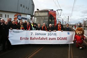 Am Sonntag, 7. Januar, wurde der neue Streckenabschnitt 701 von OB Geisel und Rheinbahn-Vostand Klaus Klar mit zahlreichen Mitstreitern, u.a. Manfred Kirschenstein (ISS Dome), Michael Brill (DCSE), Stefan Adam und Niki Mondt (DEG), in Betrieb genommen.